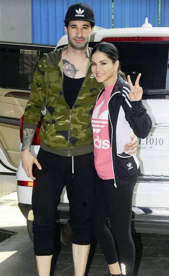 जुहू में फैमिली संग घूमती नजर आईं सनी लियोनी, Photos