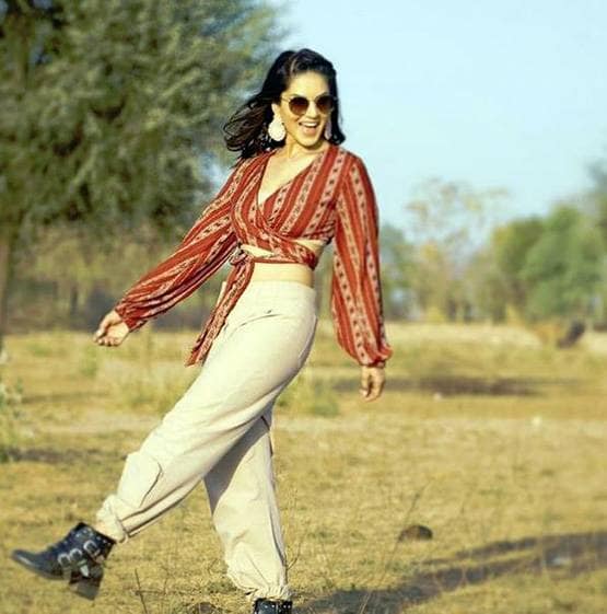 जुहू में फैमिली संग घूमती नजर आईं सनी लियोनी, Photos