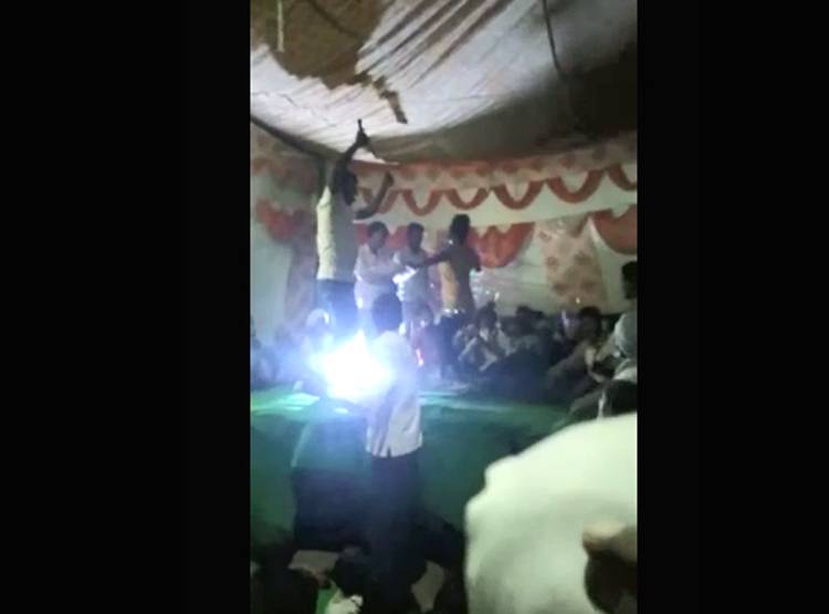 यूपी: बार बालाओं के साथ तमंचे पर ड‍िस्को, वीड‍ियो वायरल