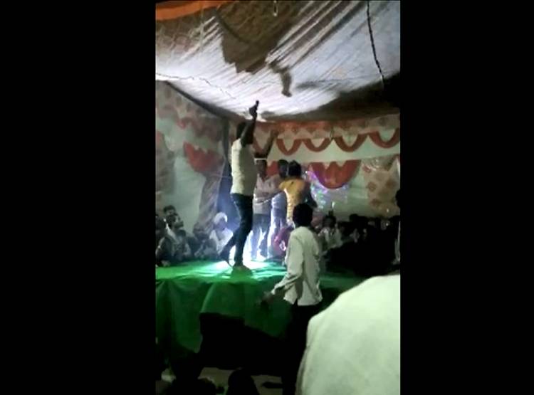 यूपी: बार बालाओं के साथ तमंचे पर ड‍िस्को, वीड‍ियो वायरल