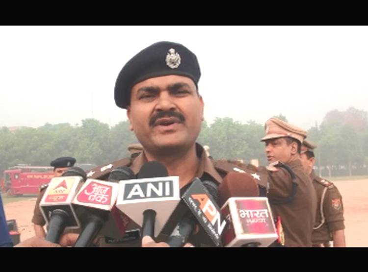 यूपी: बार बालाओं के साथ तमंचे पर ड‍िस्को, वीड‍ियो वायरल