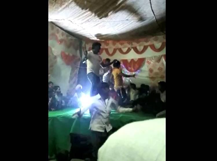 यूपी: बार बालाओं के साथ तमंचे पर ड‍िस्को, वीड‍ियो वायरल