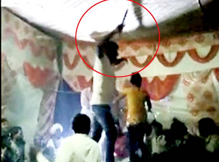 यूपी: बार बालाओं के साथ तमंचे पर ड‍िस्को, वीड‍ियो वायरल