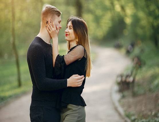 इंदौर जैसे छोटे शहरों में कैसे गुपचुप फल-फूल रही है वेश्यावृत्ति?