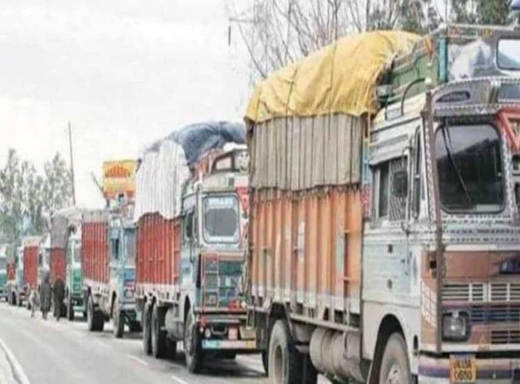 बिना कागजात के सड़क पर पकड़ी गई कार, 10 लाख का कटा चालान