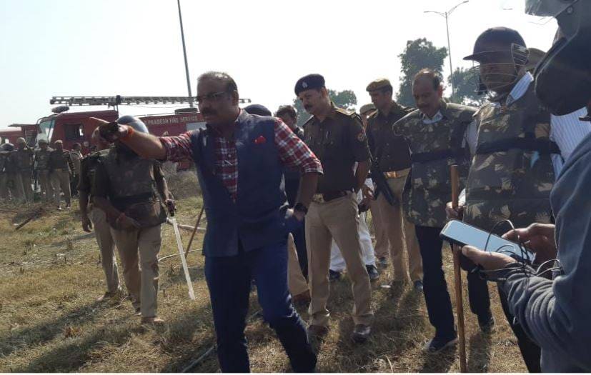 जमीन पर गिरा किसान, पुलिस के हाथ में लाठी, अन्नदाता पर कहर