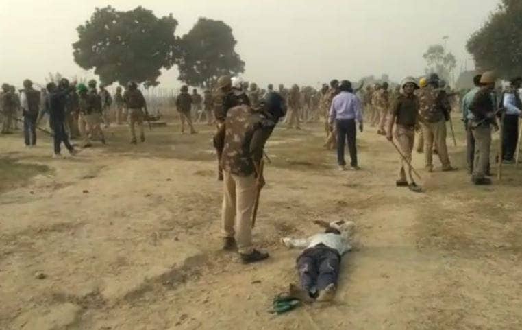 जमीन पर गिरा किसान, पुलिस के हाथ में लाठी, अन्नदाता पर कहर