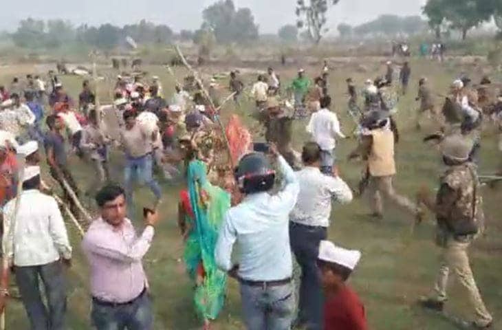 जमीन पर गिरा किसान, पुलिस के हाथ में लाठी, अन्नदाता पर कहर