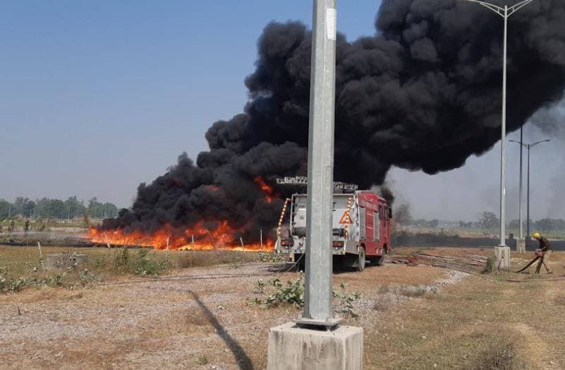 जमीन पर गिरा किसान, पुलिस के हाथ में लाठी, अन्नदाता पर कहर