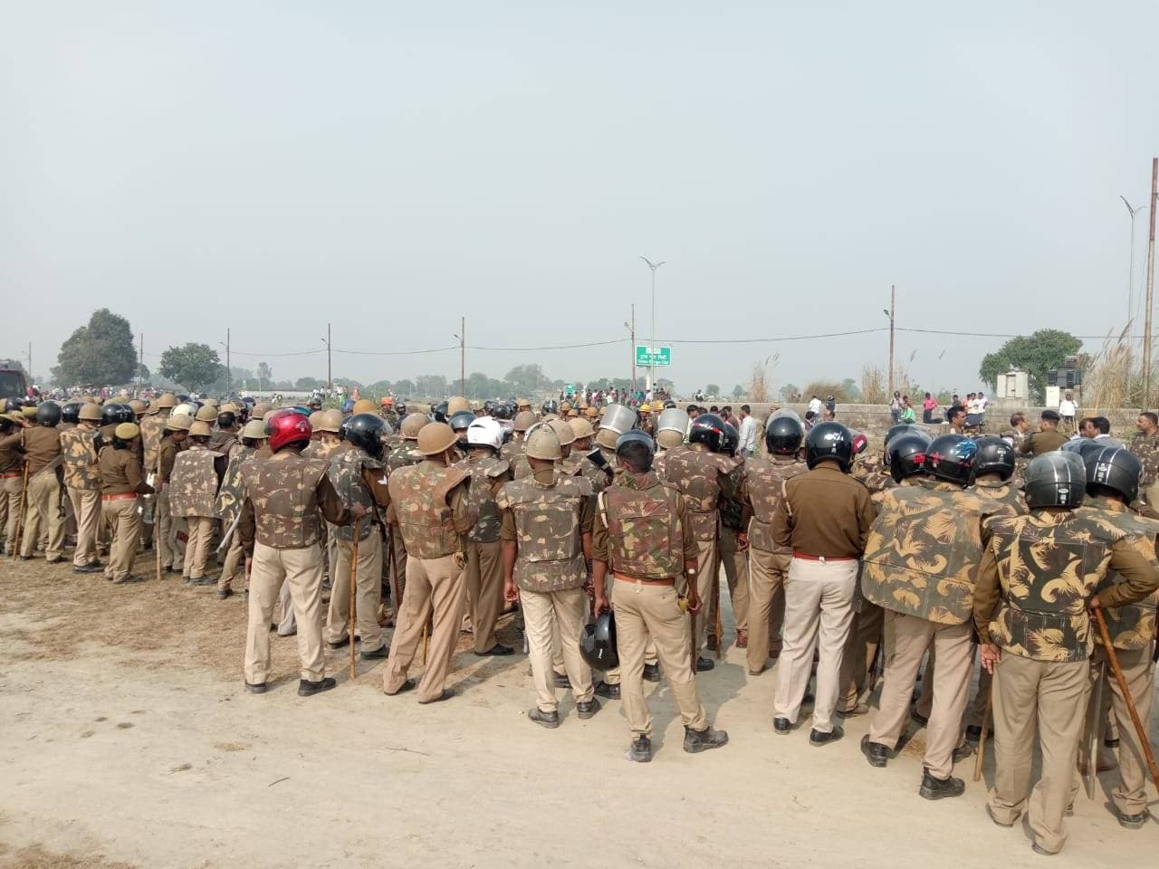 जमीन पर गिरा किसान, पुलिस के हाथ में लाठी, अन्नदाता पर कहर