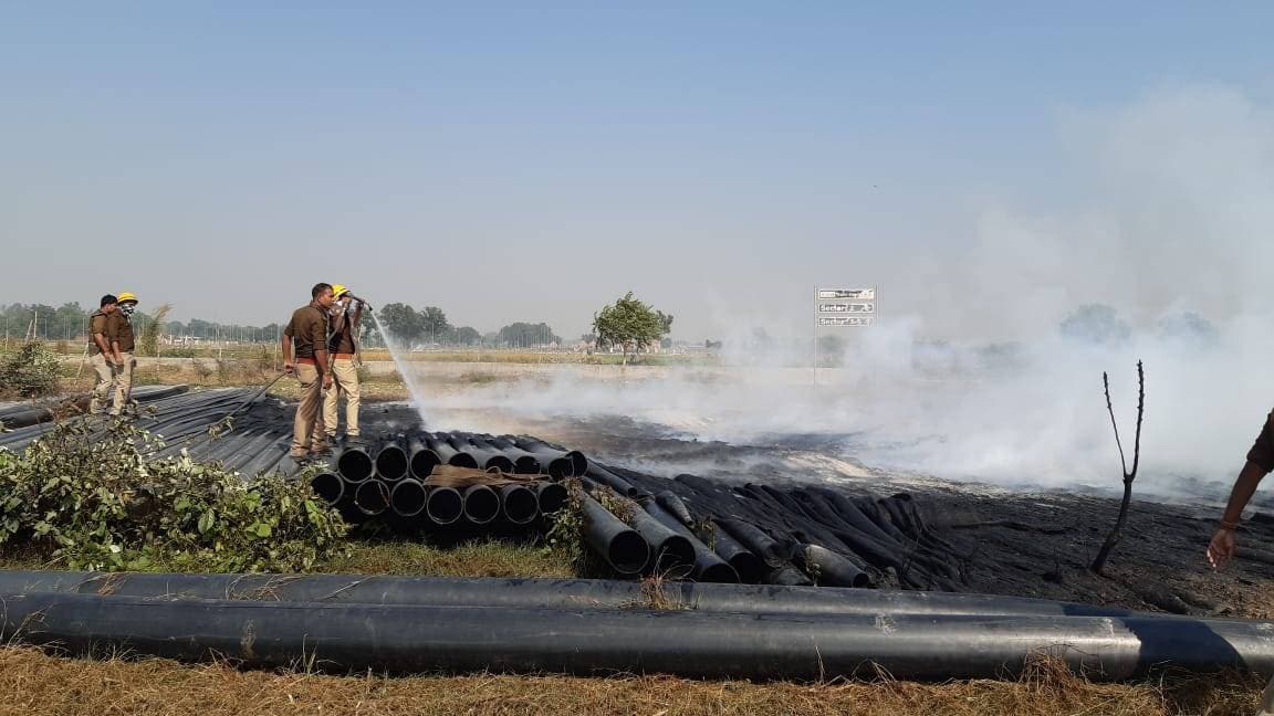 जमीन पर गिरा किसान, पुलिस के हाथ में लाठी, अन्नदाता पर कहर