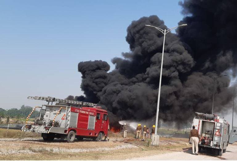 जमीन पर गिरा किसान, पुलिस के हाथ में लाठी, अन्नदाता पर कहर