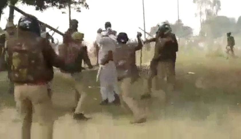 जमीन पर गिरा किसान, पुलिस के हाथ में लाठी, अन्नदाता पर कहर