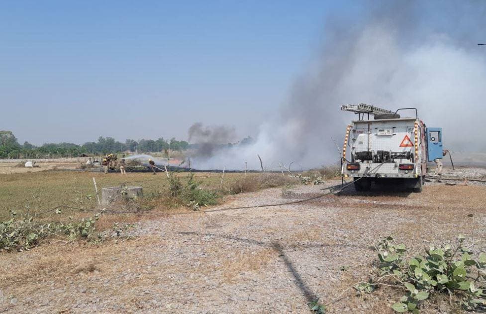 जमीन पर गिरा किसान, पुलिस के हाथ में लाठी, अन्नदाता पर कहर