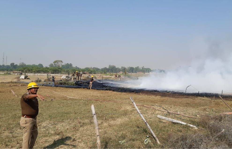 जमीन पर गिरा किसान, पुलिस के हाथ में लाठी, अन्नदाता पर कहर