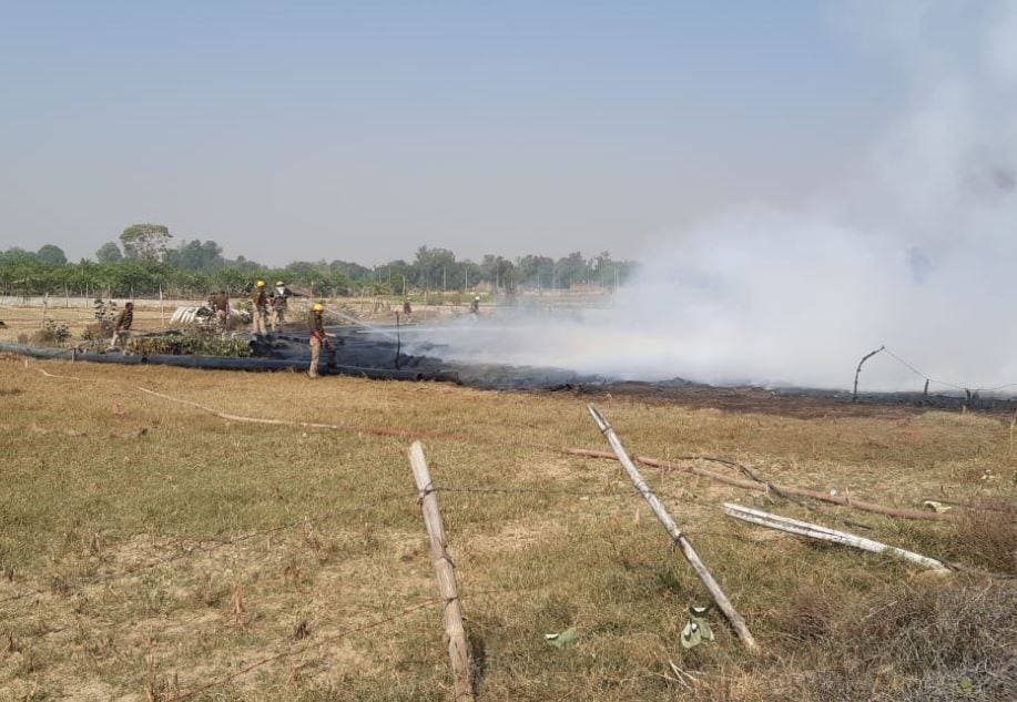 जमीन पर गिरा किसान, पुलिस के हाथ में लाठी, अन्नदाता पर कहर