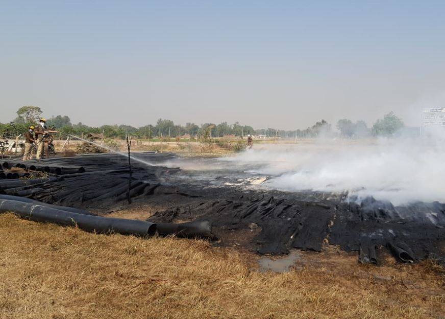 जमीन पर गिरा किसान, पुलिस के हाथ में लाठी, अन्नदाता पर कहर