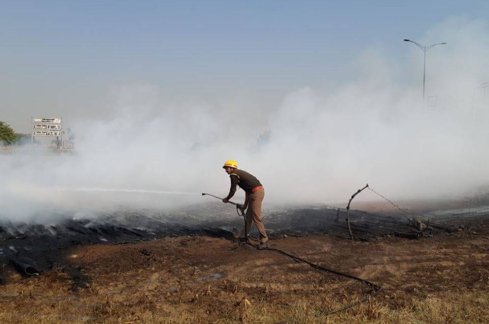 जमीन पर गिरा किसान, पुलिस के हाथ में लाठी, अन्नदाता पर कहर