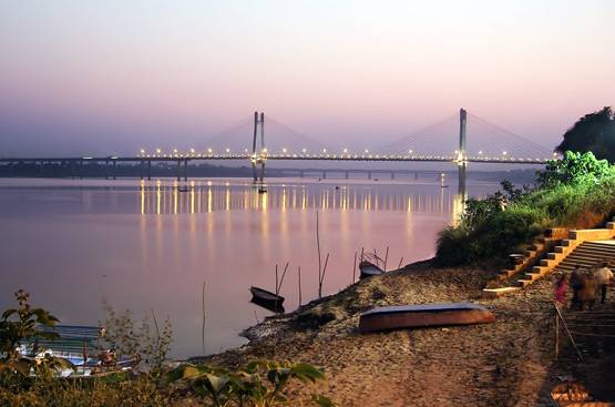 बर्थडे विश से लेकर लेट नाइट वर्क तक, ऐसी है इन अफसरों की लाइफ