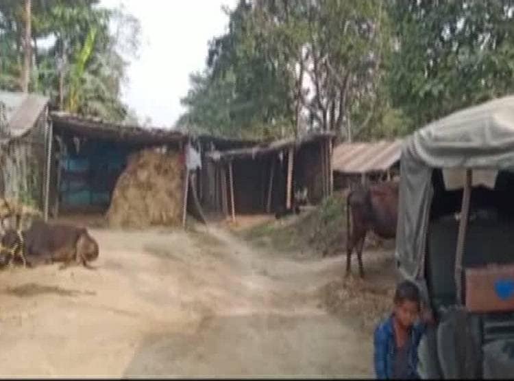 पंचायत का तुगलकी फरमान, नाजायज संबंध के आरोप पर चटवाया थूक, तोड़ा हाथ