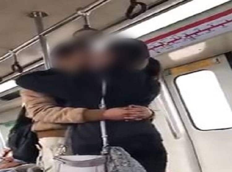 मेट्रो में एक बार फिर Kiss करता हुआ कपल का वीडियो वायरल