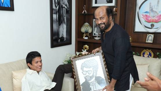 रजनीकांत से मिलने पहुंचा दिव्यांग फैन, दिया ये स्पेशल गिफ्ट