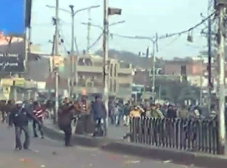 लखनऊ की सड़कों पर आगजनी-पत्थरबाजी और बवाल, देखें तस्वीरें