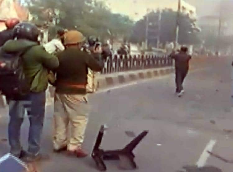 लखनऊ की सड़कों पर आगजनी-पत्थरबाजी और बवाल, देखें तस्वीरें