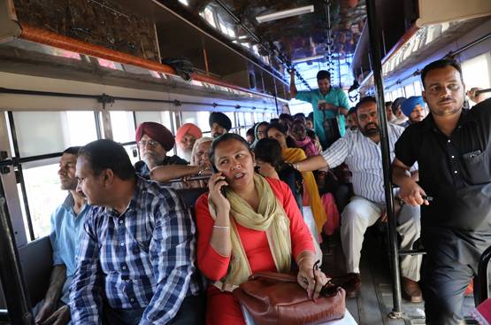 NRI पति ने कहा, जल्द दूंगा सरप्राइज, भेज दिए तलाक के पेपर