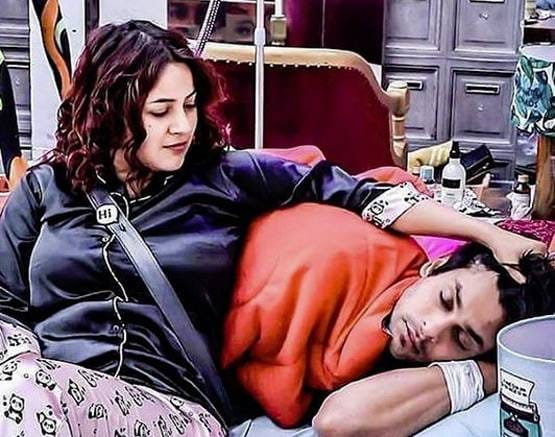 फिर एक हुए Sidnaaz, नींद से उठकर शहनाज ने दबाए सिद्धार्थ शुक्ला के पैर