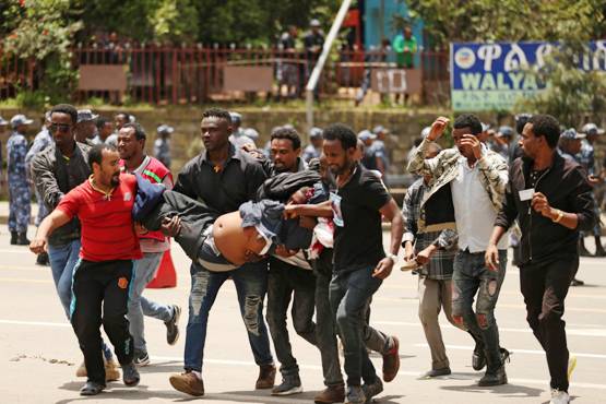 मस्जिदें जलाई गईं तो इस देश में सड़कों पर उतरे हजारों मुसलमान