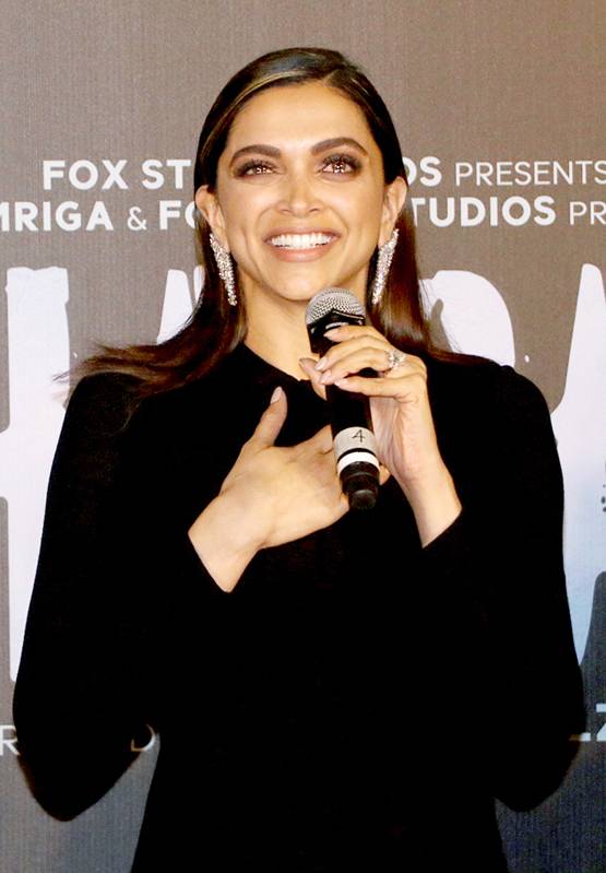 छपाक ट्रेलर लॉन्च पर रो पड़ीं दीपिका, नहीं थमे आंसू, हुईं स्पीचलेस