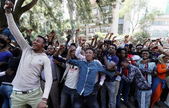 मस्जिदें जलाई गईं तो इस देश में सड़कों पर उतरे हजारों मुसलमान