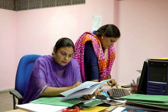 NRI पति ने कहा, जल्द दूंगा सरप्राइज, भेज दिए तलाक के पेपर