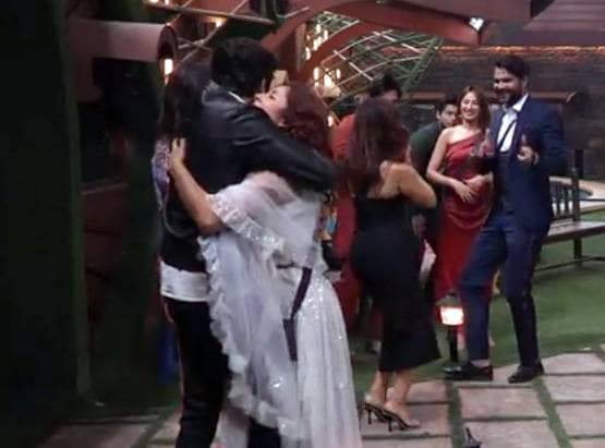 बिग बॉस में कार्तिक को देखकर उड़े शहनाज के होश, घुटनों पर बैठ किया प्रपोज