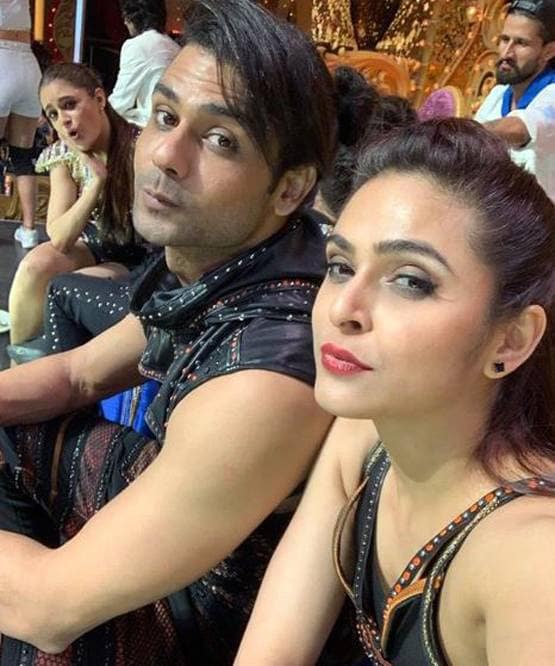 बिग बॉस में मिल रहे टूटे दिल, मधुरिमा ने विशाल को यूं किया KISS