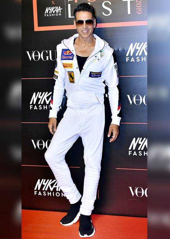 नागरिकता पर बवाल, बॉलीवुड में चमक रहे हैं ये विदेशी सितारे