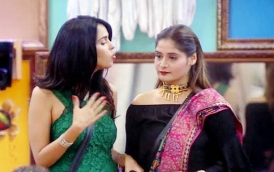 BB में मल्लिका का जलवा, सिद्धार्थ की गोद में बैठकर किया फ्लर्ट