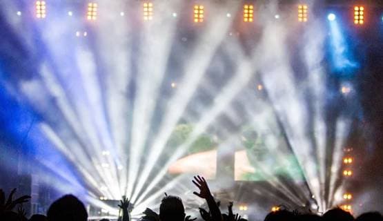 500 लोगों के सामने ही संबंध बनाने लगा कपल, शुरू हो सकती है जांच