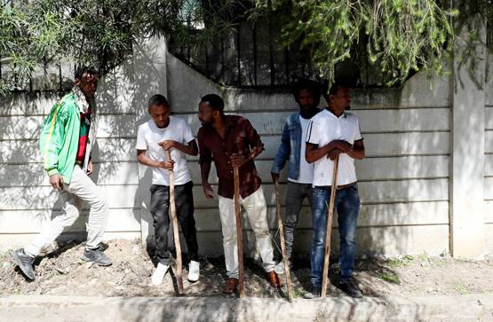 मस्जिदें जलाई गईं तो इस देश में सड़कों पर उतरे हजारों मुसलमान