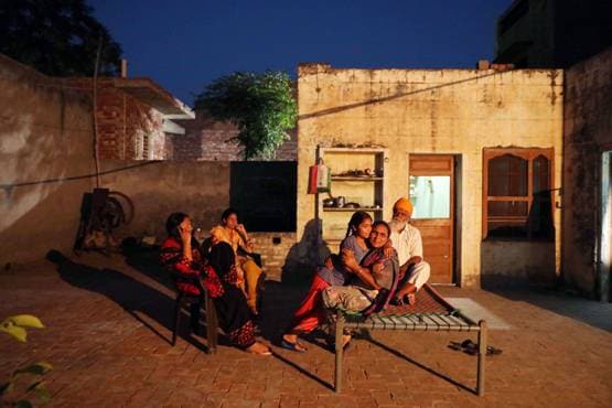 NRI पति ने कहा, जल्द दूंगा सरप्राइज, भेज दिए तलाक के पेपर