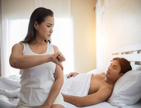 सेक्स लाइफ पर स्मार्टफोन का खतरा! बगल में रखकर सोने का जान लें अंजाम