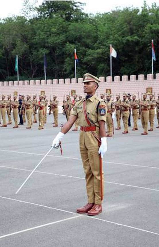 बचपन में पुलिसवालों ने मन में छोड़ी ऐसी छाप, इंजीनियर से बने IPS