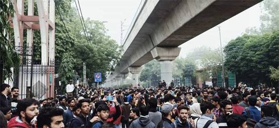 तस्वीरों में देखें, नागरिकता कानून पर जामिया में कैसे मचा है कोहराम