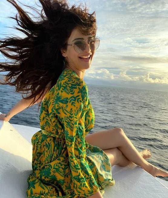 वेकेशन पर करिश्मा तन्ना का बिकिनी में बोल्ड लुक, PHOTOS वायरल