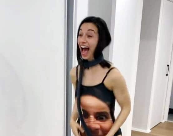 मंगेतर को कोई न घूरे, इसलिए युवक ने दिया ये अनोखा गिफ्ट