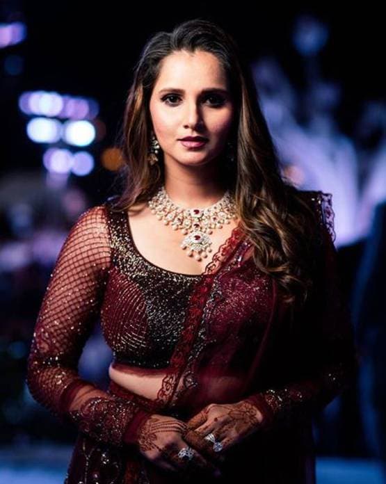 PHOTOS: रिसेप्शन में छाईं अजहरुद्दीन की बहू अनम, ऐसा था लुक