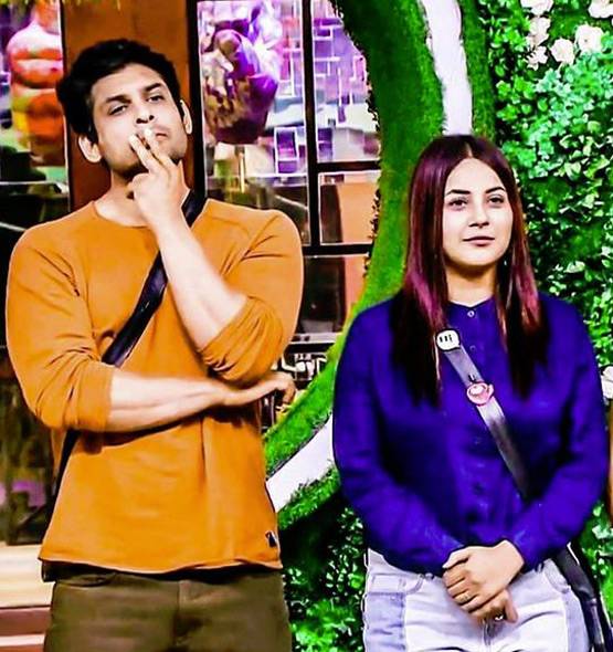 फिर एक हुए Sidnaaz, नींद से उठकर शहनाज ने दबाए सिद्धार्थ शुक्ला के पैर