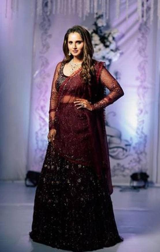 PHOTOS: रिसेप्शन में छाईं अजहरुद्दीन की बहू अनम, ऐसा था लुक