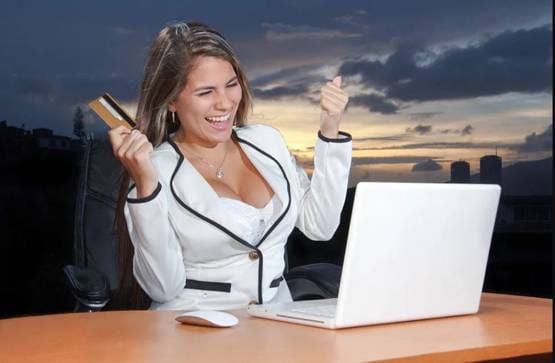 अपने शौक पूरे करने के लिए लड़की ने निकाला ये तरीका